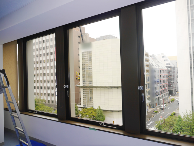 ガラス修理、交換　ビルのタテ軸回転窓　名古屋市中区